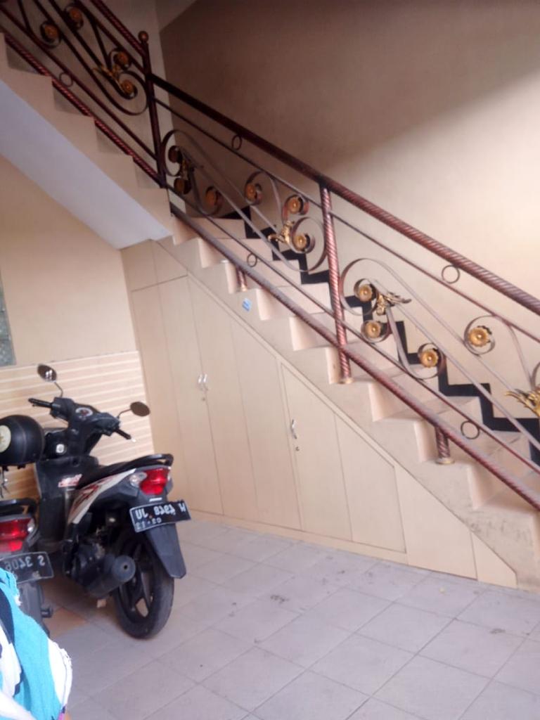 Parkir motor kost Bu Ani